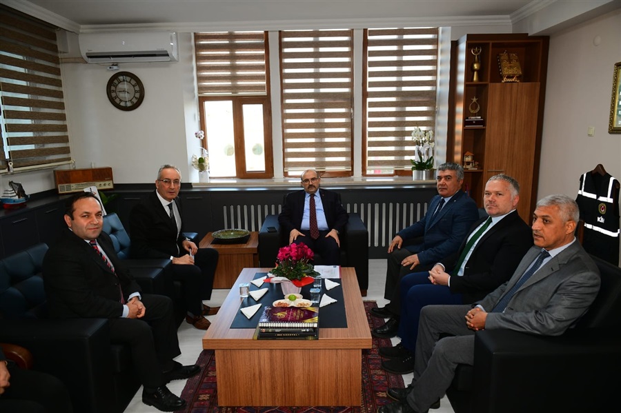 Trabzon Valimiz Sayın İsmail USTAOĞLU Doğu Karadeniz Gümrük ve Dış Ticaret Bölge Müdürlüğü görevine atanan Bölge Müdürümüz Sayın Alp GİRAY'a hayırlı olsun ziyaretinde bulundular.